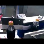 自动可乐瓶贴标机